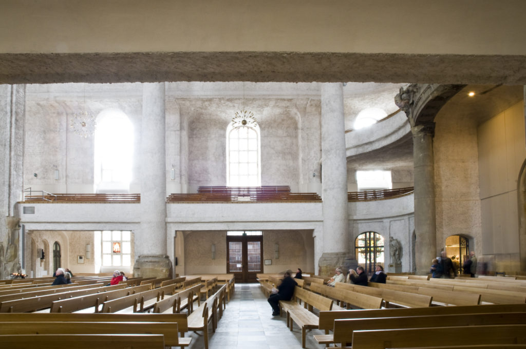 Kreuzkirche Dresden, Blick vom Seitenschiff, kühle Orte