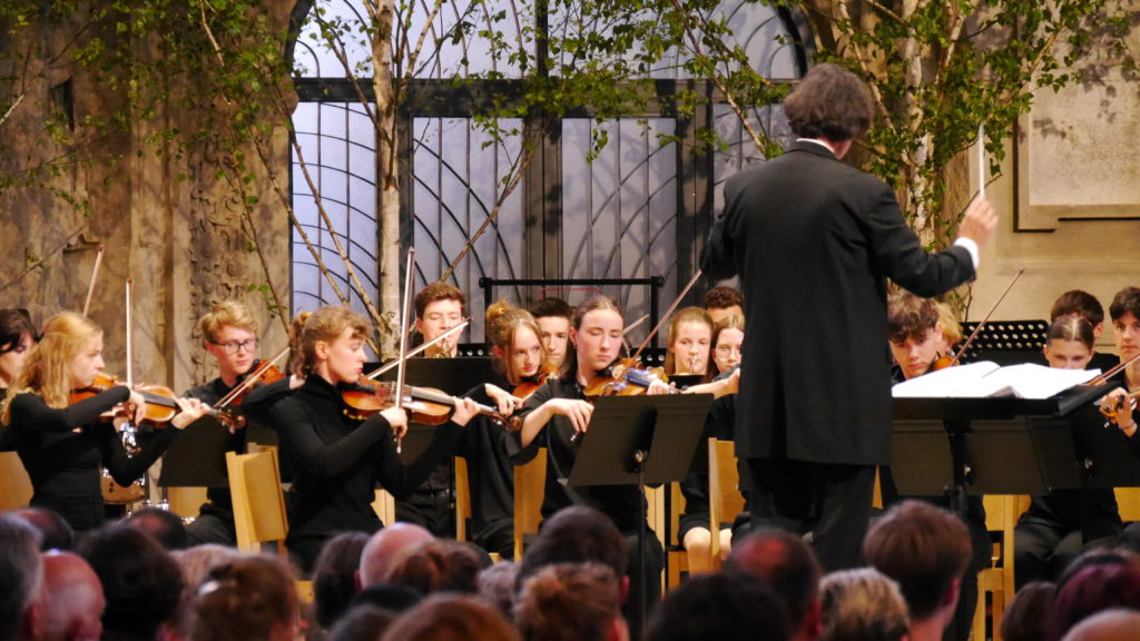 Dresdner Jugendsinfonieorchester | Konzert mit ukrainischen Schülern | 29.10.2025 | Eintritt frei 1 Sinfoniekonzert des Dresdner Jugendsinfonieorchesters am Heinrich Schütz Konservatorium