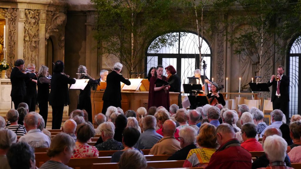 Dresdner Kapellsolisten und Maria Perlt-Gärtner | "Noch ein Freudenfest" | 30. Mai 2026 2 Maria Perlt-Gärtner, die Dresdner Kapellsolisten und Kreuzorganist Holger Gehring in der Vesper zum Trinitatisfest in der Kreuzkirche Dresden