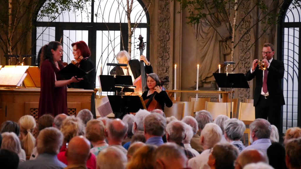 Dresdner Kapellsolisten und Maria Perlt-Gärtner | "Noch ein Freudenfest" | 30. Mai 2026 3 Maria Perlt-Gärtner, die Dresdner Kapellsolisten und Kreuzorganist Holger Gehring in der Vesper zum Trinitatisfest in der Kreuzkirche Dresden