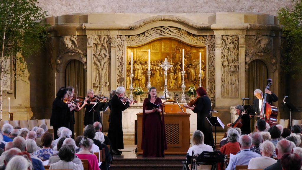 Dresdner Kapellsolisten und Maria Perlt-Gärtner | "Noch ein Freudenfest" | 30. Mai 2026 4 Maria Perlt-Gärtner, die Dresdner Kapellsolisten und Kreuzorganist Holger Gehring in der Vesper zum Trinitatisfest in der Kreuzkirche Dresden
