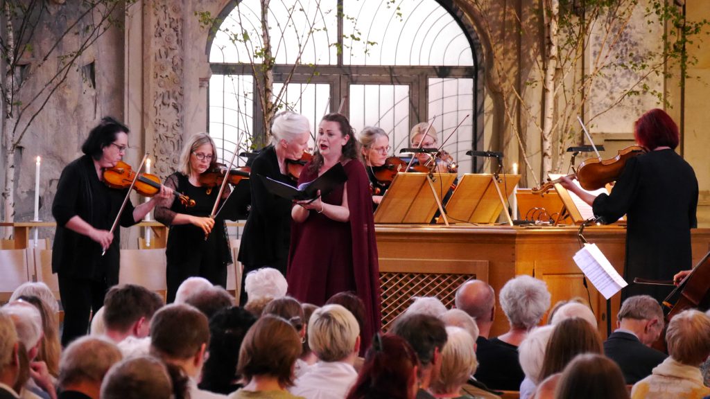 Dresdner Kapellsolisten und Maria Perlt-Gärtner | "Noch ein Freudenfest" | 30. Mai 2026 5 Maria Perlt-Gärtner, die Dresdner Kapellsolisten und Kreuzorganist Holger Gehring in der Vesper zum Trinitatisfest in der Kreuzkirche Dresden