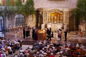 Maria Perlt-Gärtner, die Dresdner Kapellsolisten und Kreuzorganist Holger Gehring in der Vesper zum Trinitatisfest in der Kreuzkirche Dresden