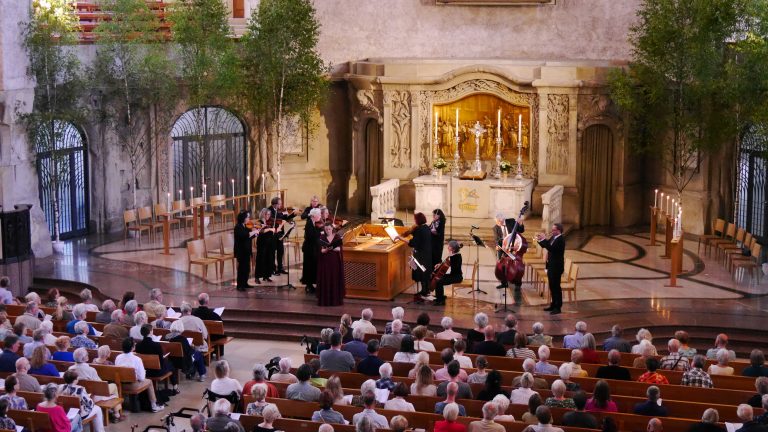 Maria Perlt-Gärtner, die Dresdner Kapellsolisten und Kreuzorganist Holger Gehring in der Vesper zum Trinitatisfest in der Kreuzkirche Dresden