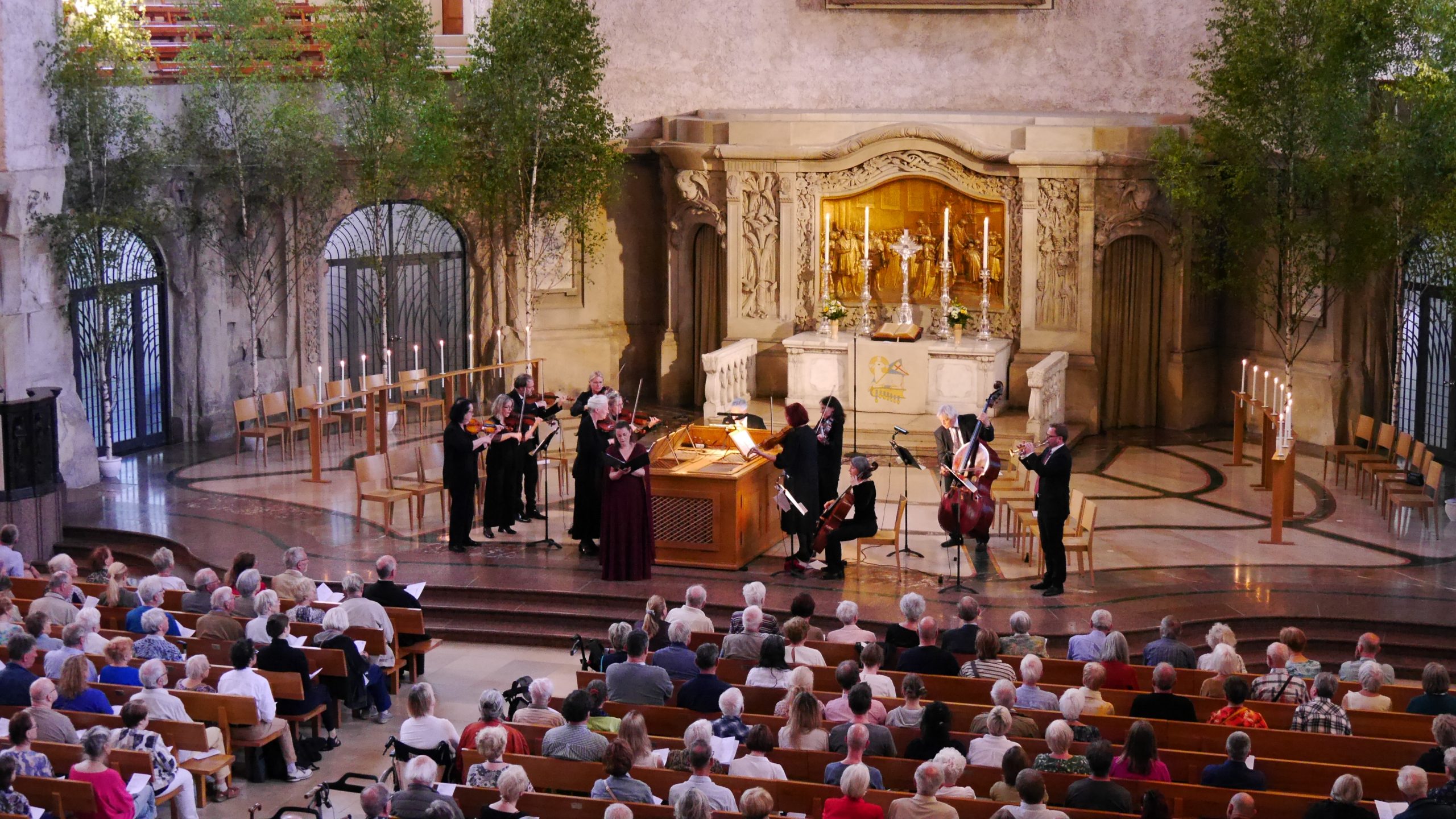 Maria Perlt-Gärtner, die Dresdner Kapellsolisten und Kreuzorganist Holger Gehring in der Vesper zum Trinitatisfest in der Kreuzkirche Dresden